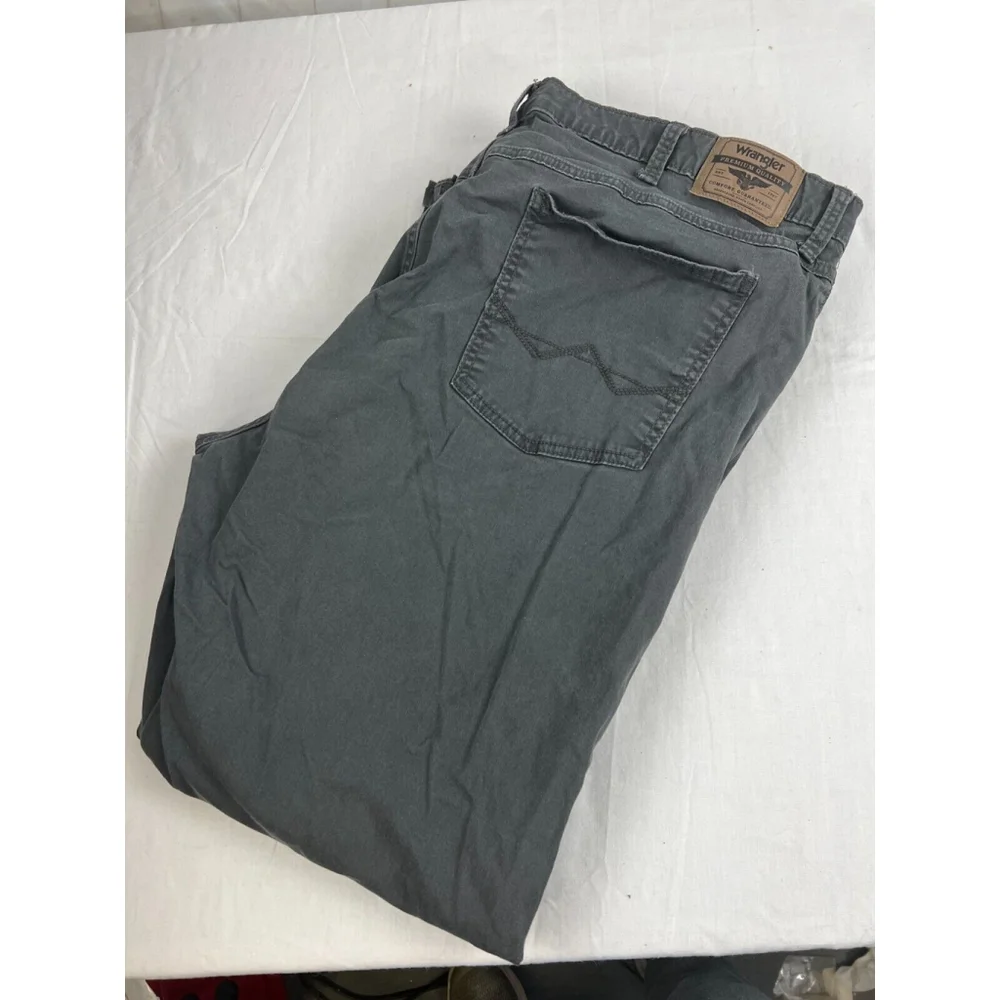 Men’s Wrangler Flat Front Straight Fit Jeans Size 42x30 Black 5-Pocket Denim EUC